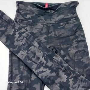 SPANX Camouflage Print Faux Leather Leggings Pants Womens XS Black Grey